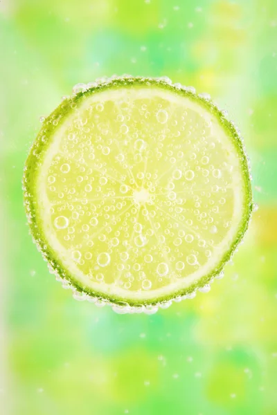 Close-up of a lemon with bubbles — Stock Photo, Image