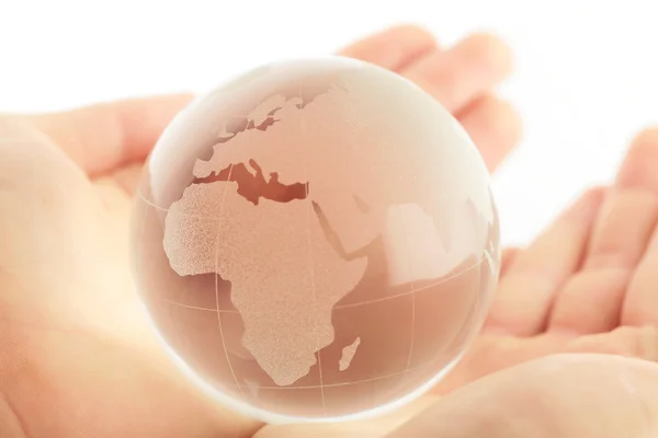 Hand met globe het kwetsbare milieu te beschermen — Stockfoto