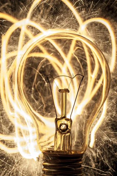 ampul ve siyah arka plan üzerine maytap