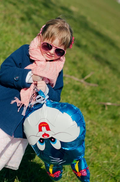 Flicka och kanin ballong — Stockfoto