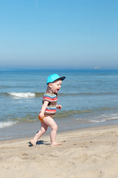 Utarmning pojke på en strandクリーム状になる少年はビーチで — ストック写真