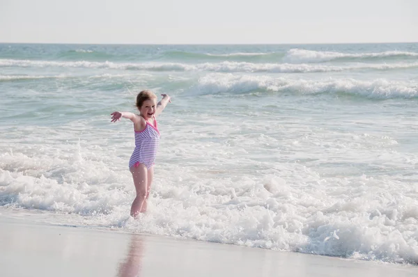 沙滩上的快乐女孩 — 图库照片