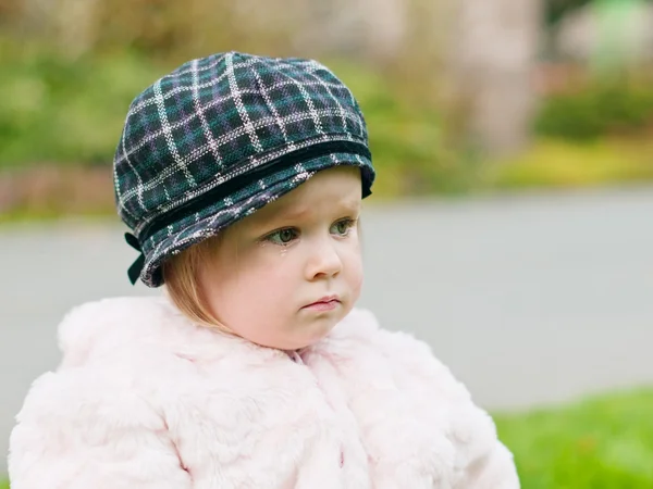 Pequeña niña infeliz — Foto de Stock