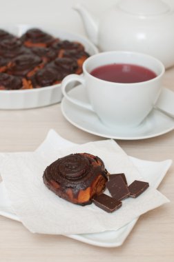 Çikolatalı rulo tarçın ve çay