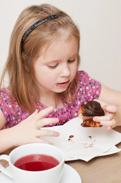 Una chica comiendo un trozo de pastel — Foto de Stock