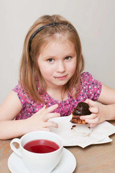 Una chica comiendo un trozo de pastel — Foto de Stock