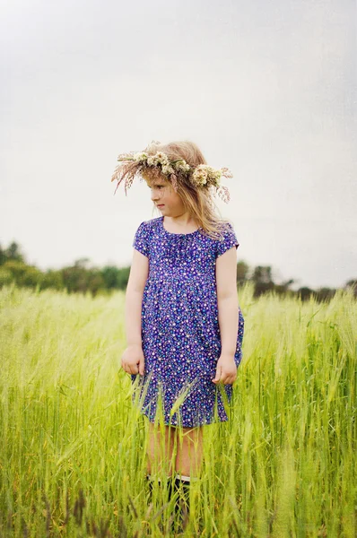 Kleines Mädchen auf dem Land — Stockfoto