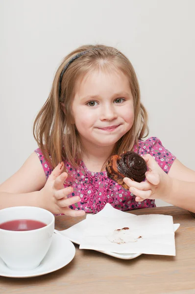 Una chica comiendo la paz del pastel — Foto de Stock