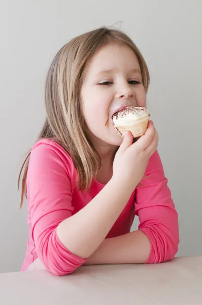 Girl eating ice cream — Stock Photo, Image