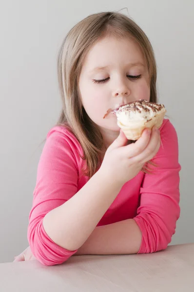 Pretty girl eating ice cream — Stock Photo, Image