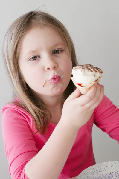 La chica bonita con helado Imagen de archivo