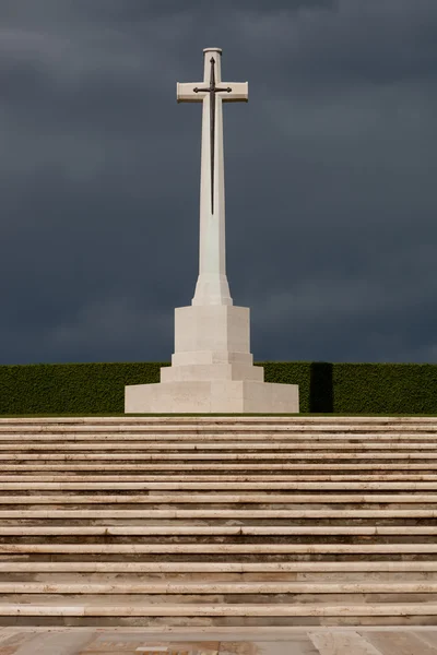 Cruz de mármol alto y espada —  Fotos de Stock