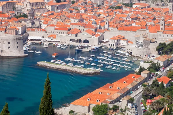 Gamla stan i Dubrovnik och hamnen — Stockfoto
