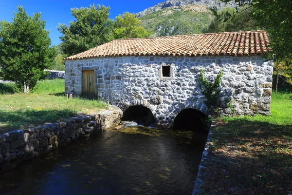 Casa de molino de agua de piedra — Foto de Stock