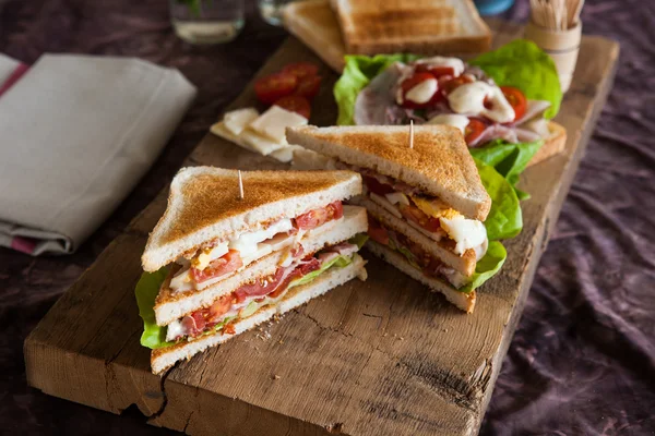 Frisch zubereitetes Clubsandwich — Stockfoto