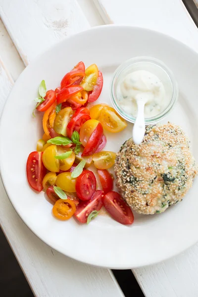 Chickenburger とトマトのサラダ — ストック写真
