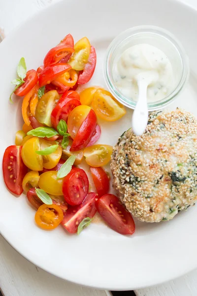 Frango com salada de tomate — Fotografia de Stock