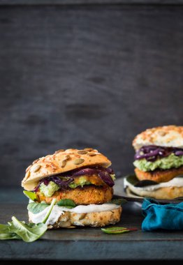 Havuçlu ve susamlı vejetaryen nohut burgeri.
