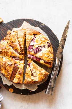 Kenarında bıçak olan raventli pasta, şimdiden farklı parçalara bölünmüş..