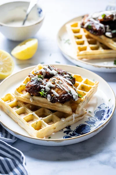 Hühnchen Und Waffeln Mit Sauce Und Frischen Kräutern Stockbild