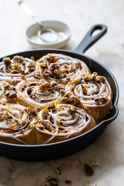 Panini Alla Cannella Appena Sfornati Con Vortice Glassa Noci Pecan — Foto Stock