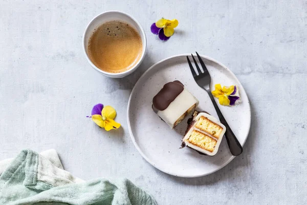 Petit Gâteau Couvert Massepain Trempé Dans Chocolat — Photo
