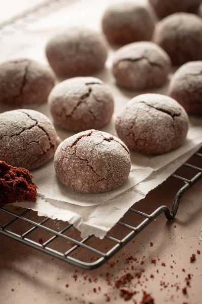 Rote Samt Kekse Aus Dem Ofen Und Abkühlung Auf Einem — Stockfoto