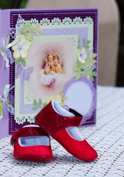 Bebe shoes with a notbook — Stock Photo, Image