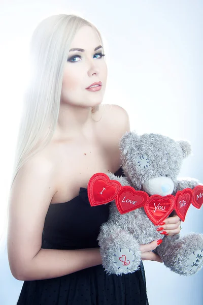 Blondin med en nallebjörn — Stockfoto