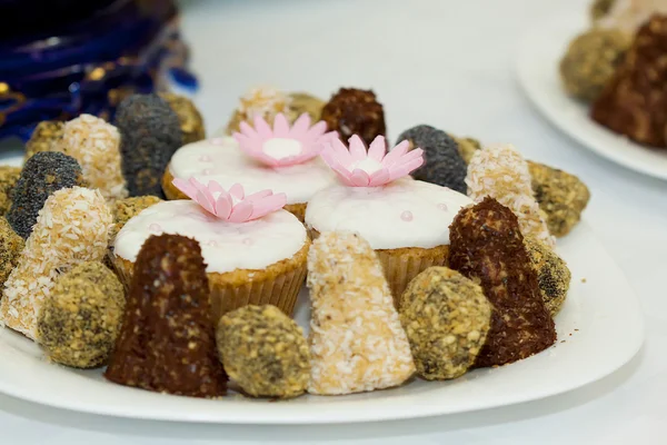 Uma imagem de perto de um prato com doces — Fotografia de Stock