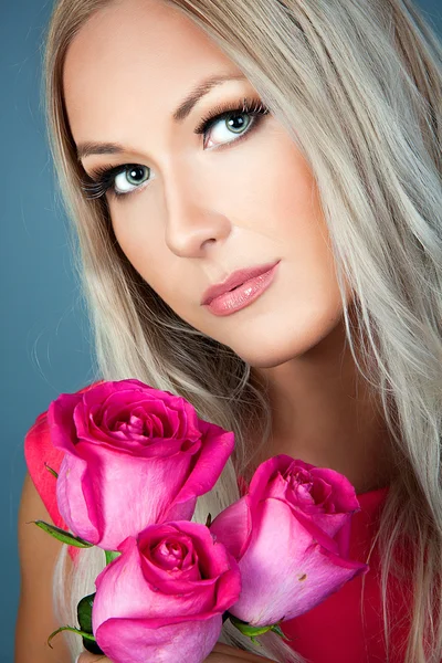 Chica rubia con rosas — Foto de Stock