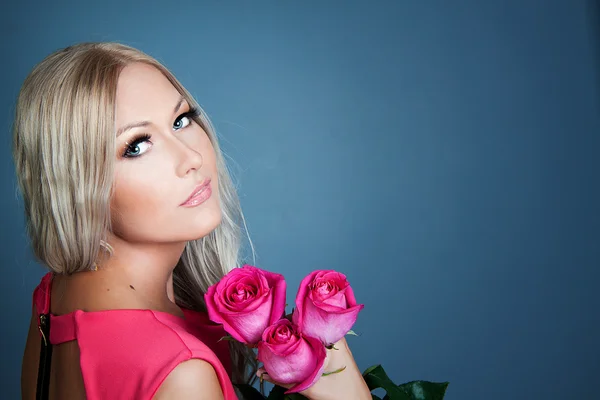 Blond dziewczynka z różami — Zdjęcie stockowe