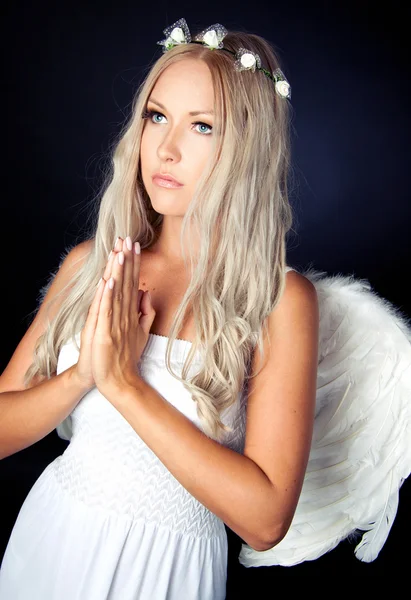 Retrato de uma loira em traje de anjo — Fotografia de Stock