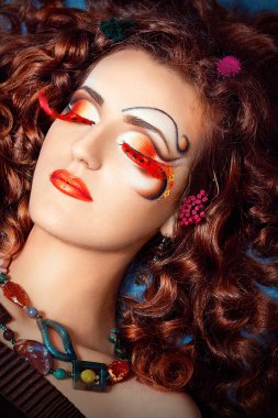 Kızıl saçlı güzellik