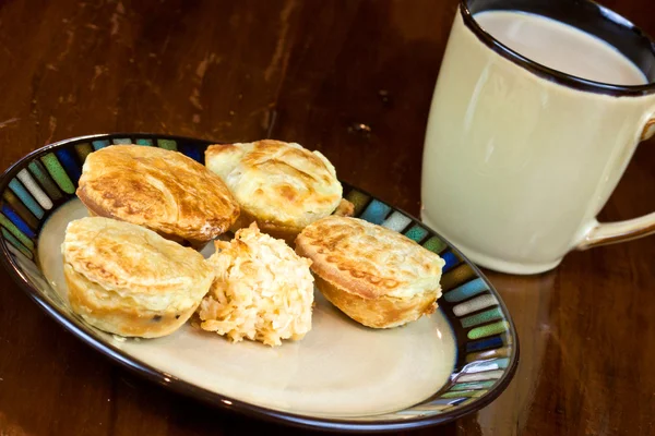 Mini-Kuchen mit Kaffee — Stockfoto