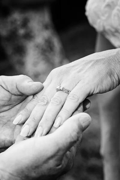 Holding hands — Stock Photo, Image