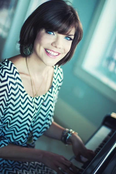 Chica tocando piano — Foto de Stock