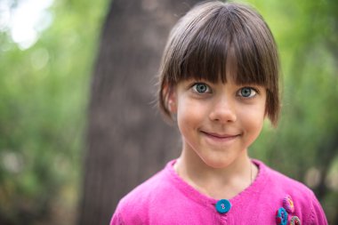 büyük gözlü kız gülümseyerek