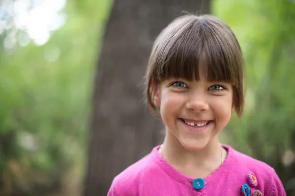 büyük gözlü kız gülümseyerek