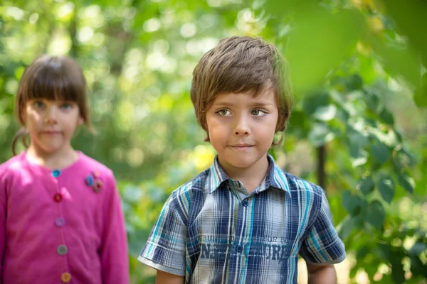 erkek ve kız parkta