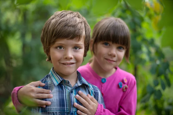 erkek ve kız parkta