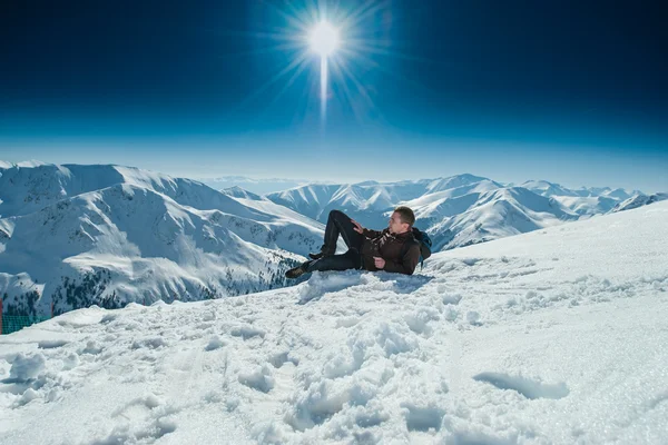 genç bir adam dağlarda