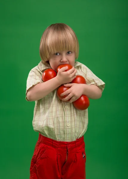 Domates ile bir çocuk portresi