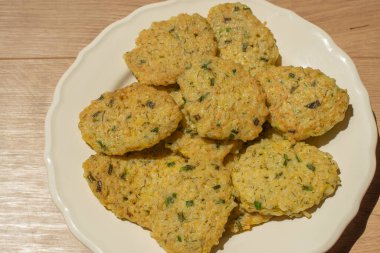 Diyet pirzolalar beyaz tabakta..