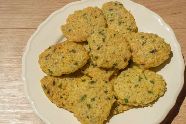 Diyet pirzolalar beyaz tabakta..