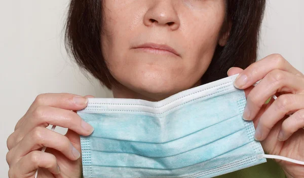 Mulher segurando máscara de gripe — Fotografia de Stock