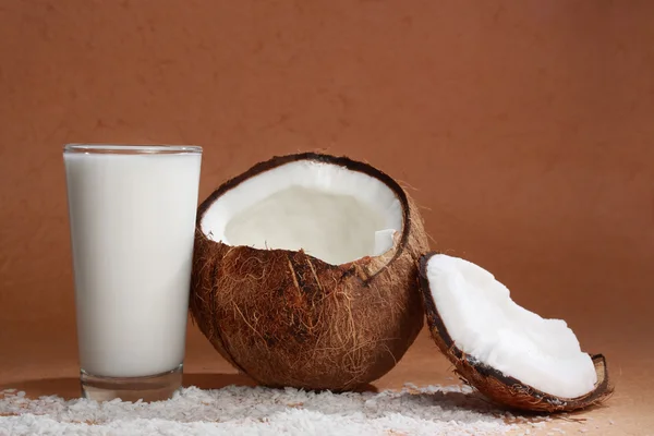 Glass of coco milk with coconut — Stock Photo, Image