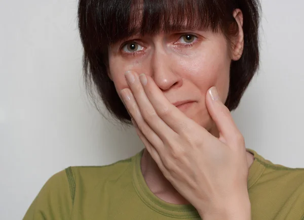 Очень грустная женщина плачет — стоковое фото