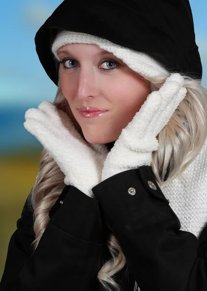 Femeie drăguță purtând haine de iarnă — Fotografie, imagine de stoc