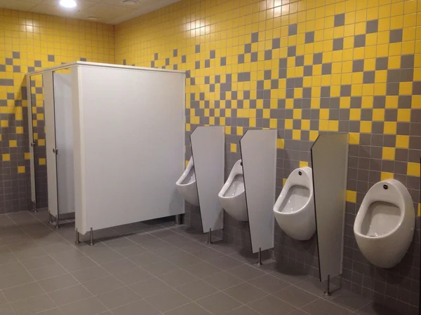 Общественный туалет в желтом — стоковое фото